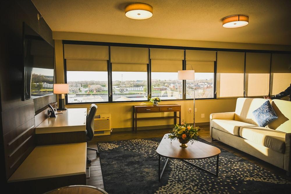 Delta Hotels By Marriott Cincinnati Шарънвил Екстериор снимка