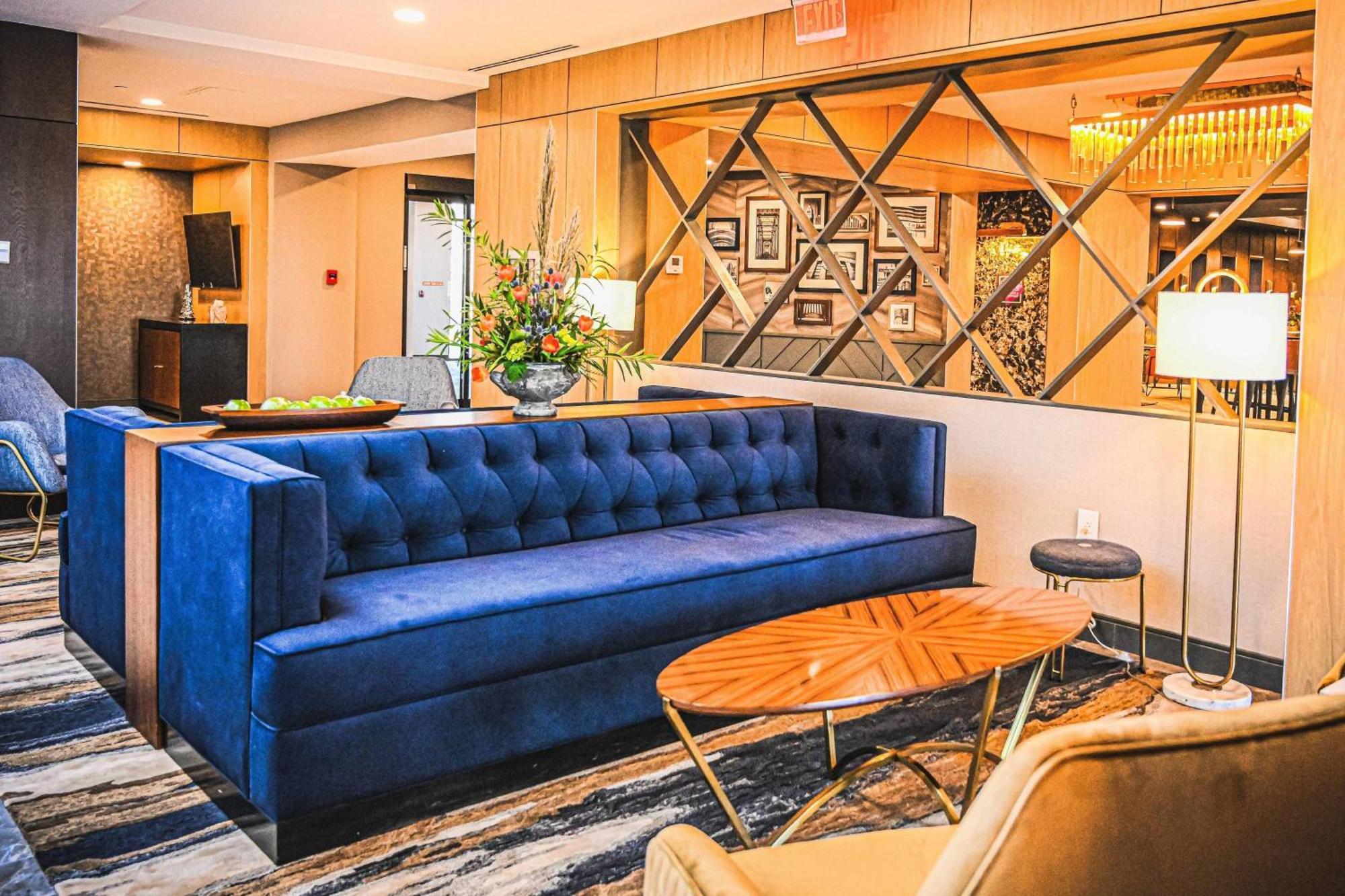 Delta Hotels By Marriott Cincinnati Шарънвил Екстериор снимка