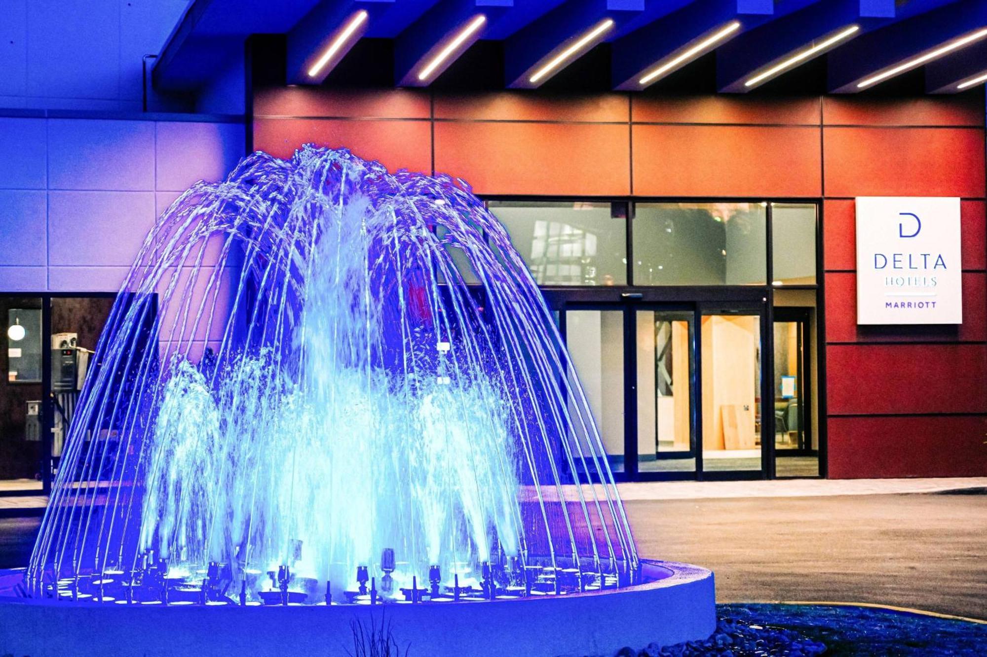 Delta Hotels By Marriott Cincinnati Шарънвил Екстериор снимка